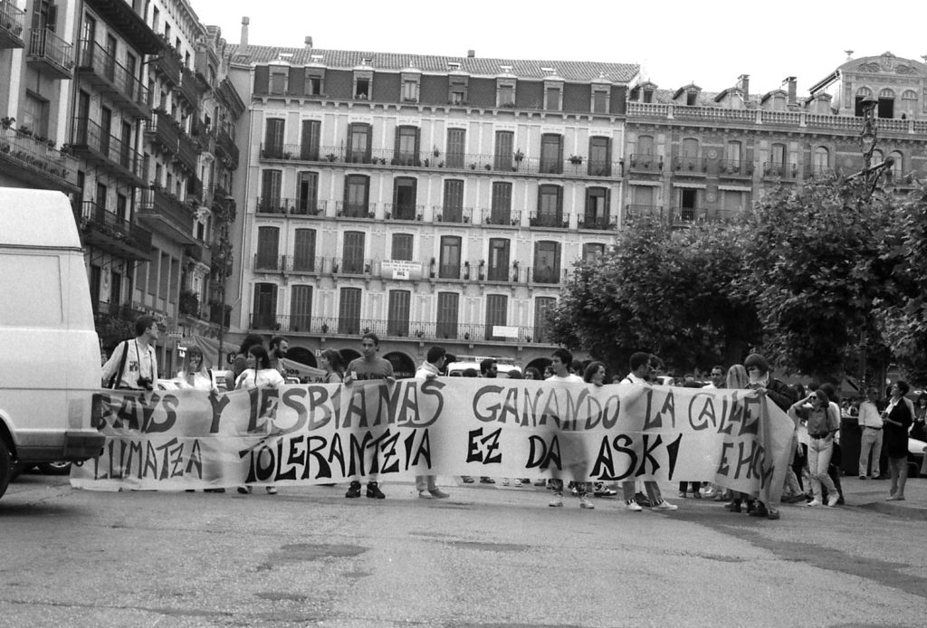 EHGAM. – 1995, E28a, “Gay eta lesbianak kalea irabazten” pankarta. Ángel Leranoz
